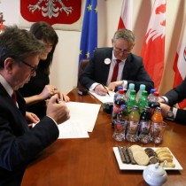Powiększ zdjęcie Przy%20stole%20od%20prawej%20siedzą:%20Wicestarosta%20Włoszczowski%20Łukasz%20Karpiński,%20Wojewoda%20Świętokrzyski%20Zbigniew%20Koniusz%20podpisuje%20druk%20umowy,%20Skarbnik%20Powiatu%20Agnieszka%20Górska,%20Starosta%20Włoszczowski%20Dariusz%20Czechowski%20podpisuje%20umowę.%20