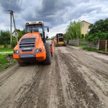 Powiększ zdjęcie Prace na przebudowywanej drodze w Kurzelowie.