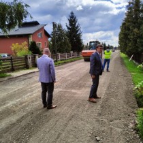 Powiększ zdjęcie Od lewej stoją: wicestarosta Łukasz Karpiński i starosta Dariusz Czechowski na przebudowywanej drodze w Kurzelowie