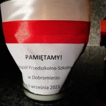 Powiększ zdjęcie Znicze%20zapalone%20przez%20nauczycieli%20z%20Dobromierza%20w%20godzinę%20wybuchu%20II%20wojny%20światowej%20w%20miejscach%20pamięci%20związanych%20z%20mieszkańcami%20gminy%20Kluczewsko,%20którzy%20walczyli%20bądź%20zginęli%20na%20frontach%20wojennych.