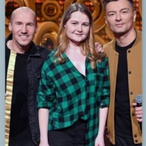 Powiększ zdjęcie Katarzyna Mazur (w środku) w zielono czarnej koszuli z Liberem i Mezo podczas nagrania odcinka „Szansy na sukces ”. 