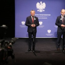 Powiększ zdjęcie Od%20prawej%20minister%20zdrowia%20Adam%20Niedzielski%20i%20wojewoda%20świętokrzyski%20Zbigniew%20Koniusz%20w%20Kieleckim%20Centrum%20Kultury%20podczas%20inauguracji%20kampanii%20społecznej%20#świętokrzyskieNIEhejtuje