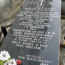 Powiększ zdjęcie Symboliczna%20mogiła%20katyńska%20na%20cmentarzu%20parafialnym%20we%20Włoszczowie