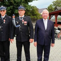 Powiększ zdjęcie Poseł Krzysztof Lipiec, komendant wojewódzki Państwowej Straży Pożarnej generał Krzysztof Ciosek i Burmistrz Gminy Włoszczowa z druhami z Oleszna odznaczonymi medalami za zasługi dla pożarnictwa