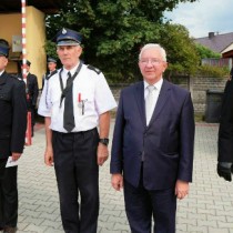 Powiększ zdjęcie Poseł Krzysztof Lipiec, komendant wojewódzki Państwowej Straży Pożarnej generał Krzysztof Ciosek i Burmistrz Gminy Włoszczowa Grzegorz Dziubek z druhami z Oleszna odznaczonymi medalami za zasługi dla pożarnictwa