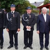 Powiększ zdjęcie Poseł Krzysztof Lipiec, komendant wojewódzki PSP gen. Krzysztof Ciosek, Burmistrz Gminy Włoszczowa Grzegorz Dziubek, Prezes Zarządu Oddziału Powiatowego Związku OSP RP B. Robak z druhami z Oleszna odznaczonymi medalami za zasługi dla pożarnictwa