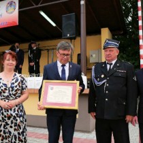 Powiększ zdjęcie Zarząd Powiatu Włoszczowskiego wręcza przedstawicielowi orkiestry pamiątkowy grawerton