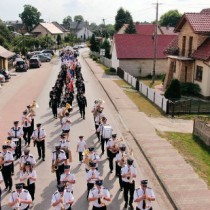 Powiększ zdjęcie Przemarsz orkiestry, strażaków i zaproszonych gości