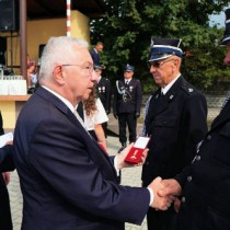 Powiększ zdjęcie Poseł Krzysztof Lipiec wręcza kapelmistrzowi orkiestry odznakę honorową Zasłużony dla kultury polskiej
