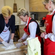 Powiększ zdjęcie Agata Kornhauser–Duda wspólnie z członkiniami KGW przygotowuje regionalne potrawy