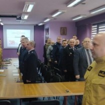 Powiększ zdjęcie Złożenie meldunku Świętokrzyskiemu Komendantowi Wojewódzkiemu PSP nadbryg. Krzysztofowi Cioskowi przez dowódcę JR-G mł. bryg. Krzysztofa Radziejowskiego.