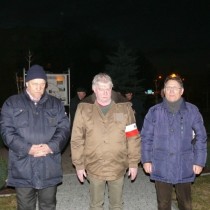 Powiększ zdjęcie Delegacja składa kwiaty i znicze pod tablicą upamiętniającą mieszkańców ziemi włoszczowskiej poległych w walkach o niepodległość oraz pomordowanych i wiezionych w okresie sowieckiej okupacji i komunistycznego zniewolenia w latach 1945-1956