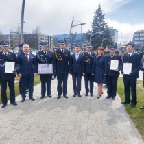 Powiększ zdjęcie Przedstawiciele OSP z powiatu włoszczowskiego trzymają promesy na zakup sprzętu. W środku wśród strażaków stoi Poseł Bartłomiej Dorywalski, po prawej stronie Członek Zarządu Małgorzata Gusta, po lewej Wicestarosta Włoszczowski Łukasz Karpiński.