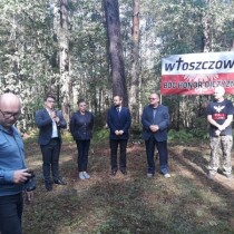 Powiększ zdjęcie Od lewej strony stoi: p.Rafał Banaszek, p.Paweł Kwietniewski, p.Mariola Kamińska, p.Rafał Pacanowski, p.Jacek Sienkiewicz, p.Rafał Żelichowski