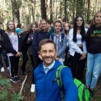 Powiększ zdjęcie Pan Ryszard Kowalczyk i uczestnicy lekcji historii