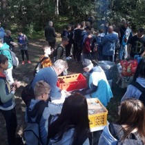 Powiększ zdjęcie Uczestnicy żywej lekcji historii spozywali partyzancki posiłek