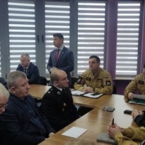 Powiększ zdjęcie Przemawia%20Poseł%20na%20Sejm%20RP%20Bartłomiej%20Dorywalski,%20od%20lewej%20strony%20Wicestarosta%20Łukasz%20Karpiński,%20od%20prawej%20strony%20Komendant%20Powiatowy%20PSP%20Andrzej%20Pacanowski,%20Świętokrzyski%20Komendant%20Wojewódzki%20PSP%20Krzysztof%20Ciosek.