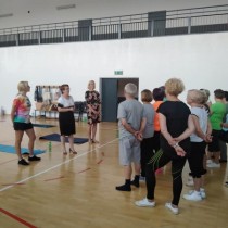 Powiększ zdjęcie Inauguracyjne zajęcia w ramach projektu Aktywny Senior 60+. Grupa uczestników oraz Członek Zarządu Powiatu Włoszczowskiego Małgorzata Gusta