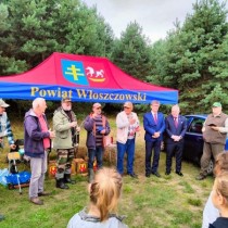 Powiększ zdjęcie Członkowie Koła PZW Włoszczowa Miasto wraz z Starostą i Wicestarostą Powiatu Włoszczowskiego