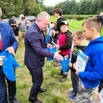 Powiększ zdjęcie Starosta Włoszczowski Dariusz Czechowski i Wicestarosta Włoszczowski Łukasz Karpiński wręczają nagrody uczestnikom zawodów