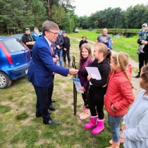 Powiększ zdjęcie Starosta Włoszczowski Dariusz Czechowski wręcza nagrody uczestnikom zawodów