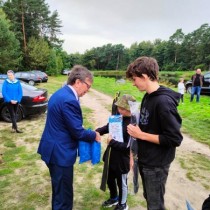 Powiększ zdjęcie Starosta Włoszczowski Dariusz Czechowski wręcza nagrody uczestnikom zawodów