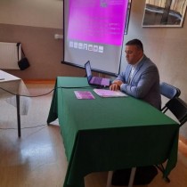 Powiększ zdjęcie Przedstawiciele Agencji Restrukturyzacji i Modernizacji Rolnictwa podczas prelekcji na spotkaniu z KGW