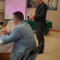 Powiększ zdjęcie Przedstawiciele Agencji Restrukturyzacji i Modernizacji Rolnictwa podczas prelekcji na spotkaniu z KGW