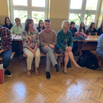 Powiększ zdjęcie Od lewej strony siedzą: dyrektor I LO Bożena Kaczor, poseł RP Bartłomiej Dorywalski, nauczyciel Magdalena Kuterasińska