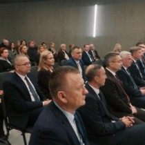 Powiększ zdjęcie Zgromadzeni na rozdaniu statuetek „Wędrowca Świętokrzyskiego” oraz „Super-Wędrowca Świętokrzyskiego”.