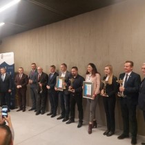 Powiększ zdjęcie Laureaci statuetki „Wędrowca Świętokrzyskiego” oraz „Super-Wędrowca Świętokrzyskiego”.