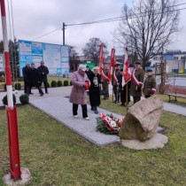 Powiększ zdjęcie Przedstawiciele środowisk kombatantów składają kwiaty pod tablicą poświęconą mieszkańcom ziemi włoszczowskiej poległym w walkach o niepodległość oraz pomordowanym i więzionym w okresie sowieckiej okupacji i komunistycznego zniewolenia w latach 45-56