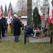 Powiększ zdjęcie Starosta Dariusz Czechowski składa kwiaty przy symbolicznej mogile dowódców AK gen. S. Roweckiego i gen. L. Okulickiego. W delegacji uczestniczą Członek Zarządu Rafał Pacanowski oraz Przewodniczący Rady Powiatu Zbigniew Matyśkiewicz.