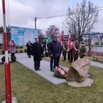 Powiększ zdjęcie Starosta%20Dariusz%20Czechowski%20składa%20kwiaty%20pod%20pomnikiem%20przed%20budynkiem%20starostwa.%20Po%20lewej%20Członek%20Zarządu%20Rafał%20Pacanowski,%20po%20prawej%20Przewodniczący%20Rady%20Powiatu%20Zbigtniew%20Matyśkiewicz.%20