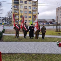 Powiększ zdjęcie Poczet sztandarowy przed tablicą poświęconą mieszkańcom ziemi włoszczowskiej poległym w walkach o niepodległość oraz pomordowanym i więzionym w okresie sowieckiej okupacji i komunistycznego zniewolenia w latach 1945 – 1956