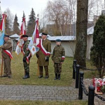 Powiększ zdjęcie Poczet sztandarowy przy symbolicznej mogile dowódców AK gen. S. Roweckiego i gen. L. Okulickiego, przy Kościele pw. Wniebowzięcia NMP we Włoszczowie.