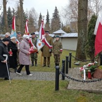 Powiększ zdjęcie Przedstawiciele środowisk kombatantów składają kwiaty przy symbolicznej mogile dowódców AK gen. S. Roweckiego i gen. L. Okulickiego.
