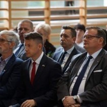 Powiększ zdjęcie Od prawej siedzą: Minister Jan Józef Kasprzyk, Poseł Bartłomiej Dorywalski, Wizytator Kuratorium Oświaty w Kielcach Sławomir Krzysztofik.