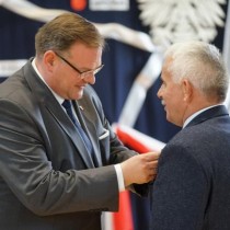 Powiększ zdjęcie Minister Jan Józef Kasprzyk odznacza Przewodniczącego Rady Powiatu Włoszczowskiego Zbigniewa Matyśkiewicza.