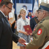 Powiększ zdjęcie Minister Jan Józef Kasprzyk odznacza Czesława Kowalczyka – członka i działacza Koła AK w Olesznie.