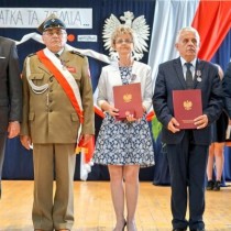 Powiększ zdjęcie Minister%20Józef%20Kasprzyk%20z%20odznaczonymi:%20Czesławem%20Kowalczykiem,%20Anną%20Resiak,%20Zbigniewem%20Matyśkiewiczem,%20Łukaszem%20Karpińskim.