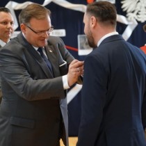 Powiększ zdjęcie Minister Jan Józef Kasprzyk odznacza nauczyciela I LO we Włoszczowie dr Łukasza Koperę.