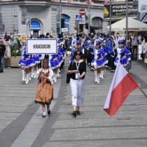 Powiększ zdjęcie Przemarsz orkiestry i pokaz musztry paradnej na ulicach Rybnika. 