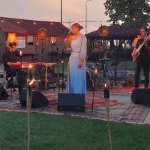 Powiększ zdjęcie Joanna Aleksandrowicz  podczas plenerowego koncertu w PCK-R.