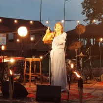 Powiększ zdjęcie Joanna%20Aleksandrowicz%20%20podczas%20plenerowego%20koncertu%20w%20PCK-R.