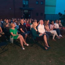 Powiększ zdjęcie Zgromadzona publiczność  podczas plenerowego koncertu Joanny Aleksandrowicz w PCK-R