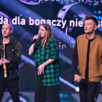 Powiększ zdjęcie Katarzyna Mazur śpiewa do mikrofonu podczas nagrania odcinka „Szansy na sukces ”. Po jej bokach Liber i Mezo.
