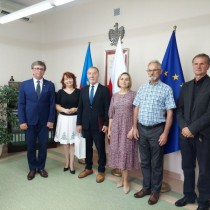 Powiększ zdjęcie Starosta Dariusz Czechowski, Członek Zarządu Małgorzata Gusta, Dyrektor ZS nr 3 Piotr Dziuba, Kadrowa Anna Suchanek, Dyrektor PCO Leszek Huszno, Kierownik EKO Robert Ślęzak