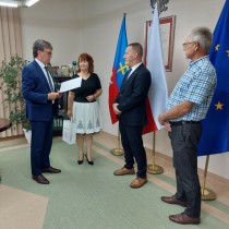 Powiększ zdjęcie Starosta Włoszczowski Dariusz Czechowski dziękuje dyrektorowi Piotrowi Dziubie za lata pracy jako nauczyciel i dyrektor Zespołu Szkół Nr 3 im. Stanisława Staszica we Włoszczowie