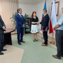 Powiększ zdjęcie Dyrektorowi Piotrowi Dziubie dziękuje Członek Zarządu Powiatu Małgorzata Gusta